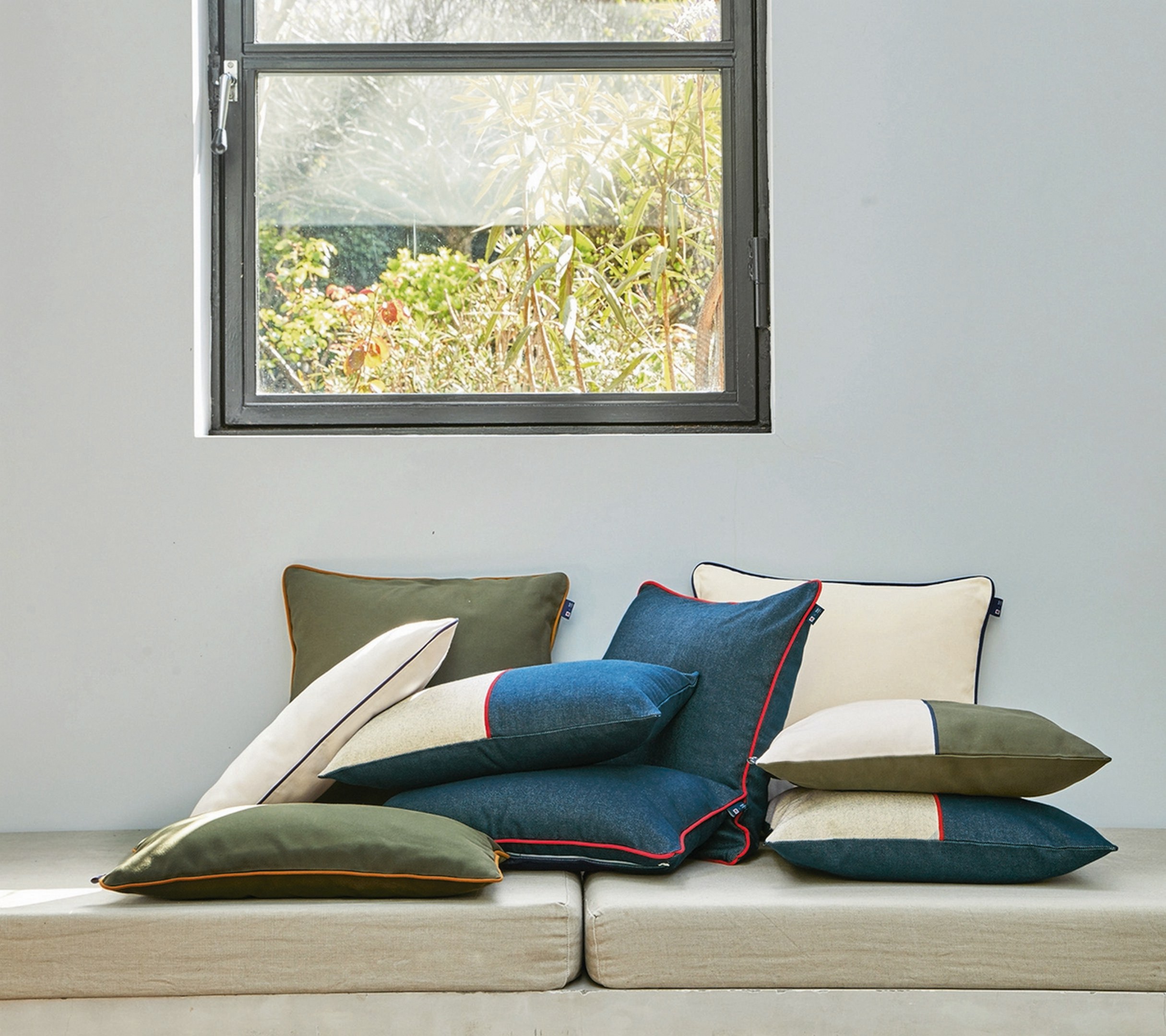 ENSEMBLE ENVELOPPE COUSSIN BICOLORES MOUSSE 